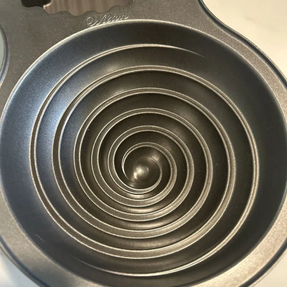 Wilton Giant Cupcake Pan 3-D Non-Stick‎ Birthday Swirl - Excellent Condition